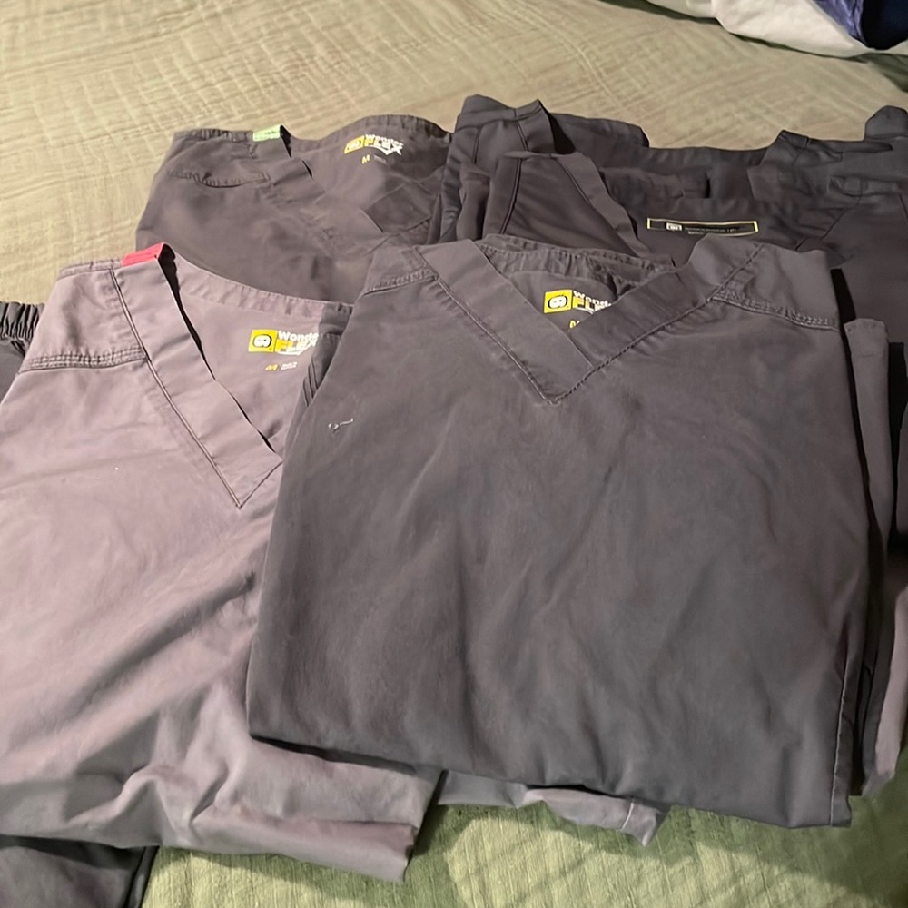 Set of 6+ scrubs